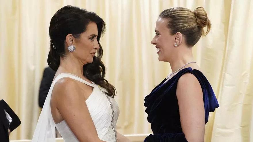El esperado encuentro entre Penélope Cruz y Scarlett Johansson en los Oscars