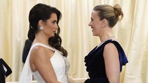 Penélope Cruz y Scarlett Johansson, durante la ceremonia de los premios Oscar.