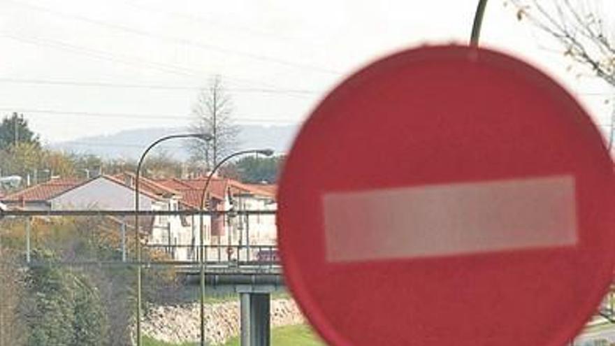 Vehículos desviados por el corte de la autopista &quot;Y&quot; en Oviedo.