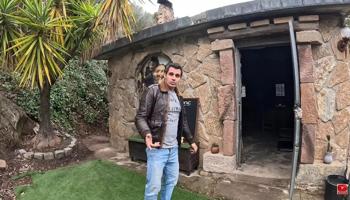 Rubén, a l’entrada de casa seva