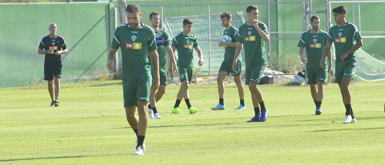 Los jugadores del Elche, ayer, durante el último entrenamiento en el campo anexo.