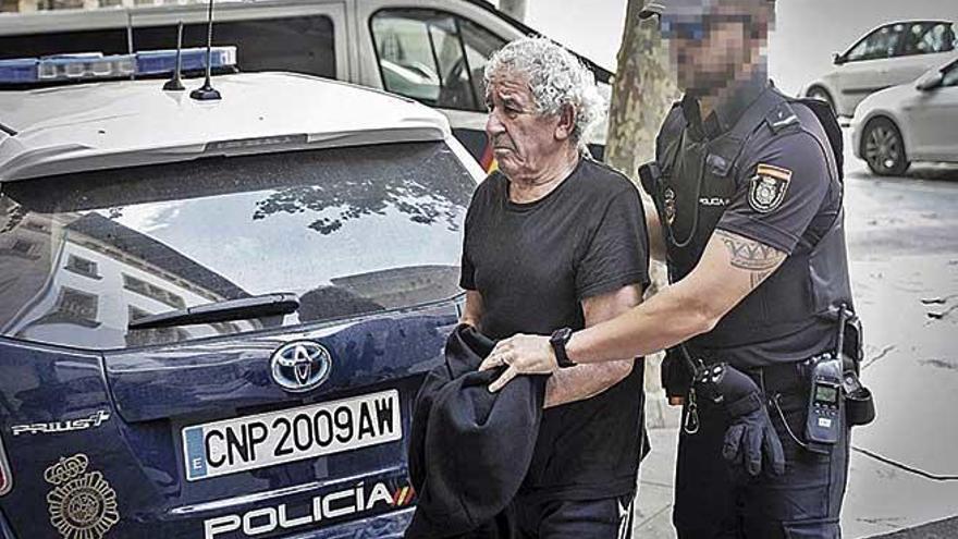 Antonio S.A., el anciano portuguÃ©s acusado de homicidio, ayer al ser conducido al juzgado.