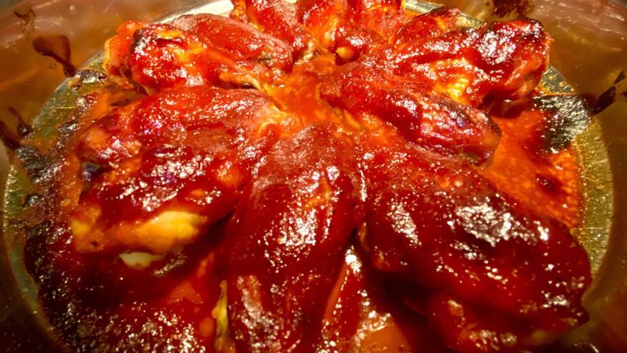 Alitas de pollo con salsa barbacoa.