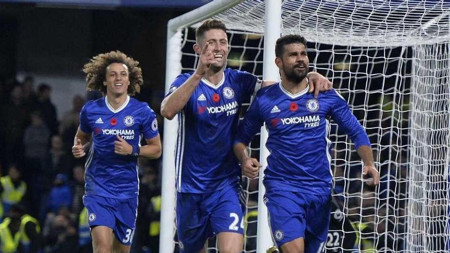 David Luiz, Cahill y Diego Costa celebran un gol del Chelsea en Stamford Bridge.