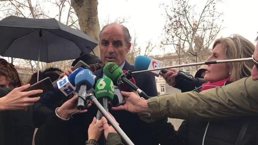 Camps, tras declarar ante el juez de Gürtel: "Todo es un montaje mediático"