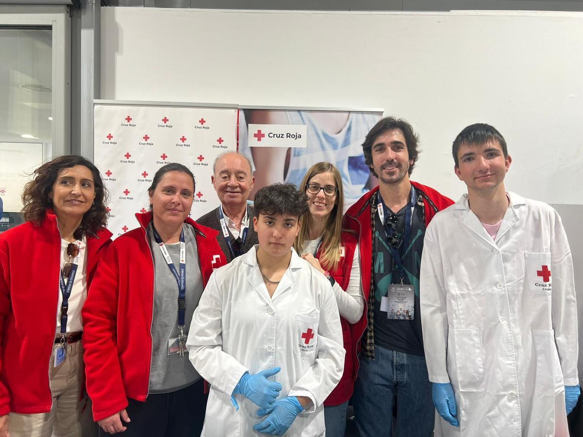 El estand de Cruz Roja, donde se tomaron muestras de azúcar en sangre y la tensión, para promocionar, entre otros, el curso de celador.