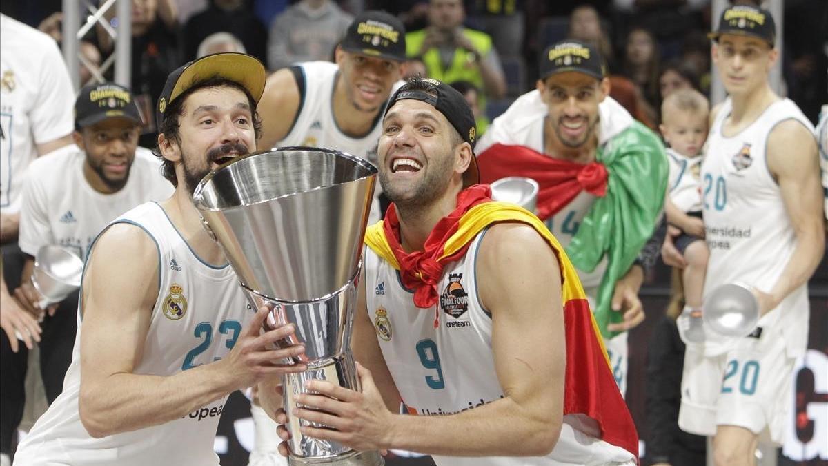 Sergio Llull y Felipe Reyes levantan el trofeo de campeón de Europa