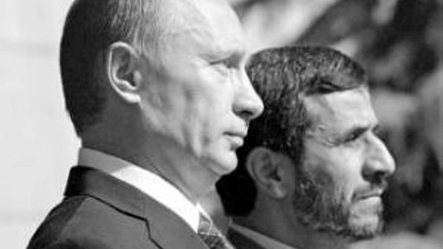Putin apadrina a Ahmadineyad en pleno desafío a Occidente