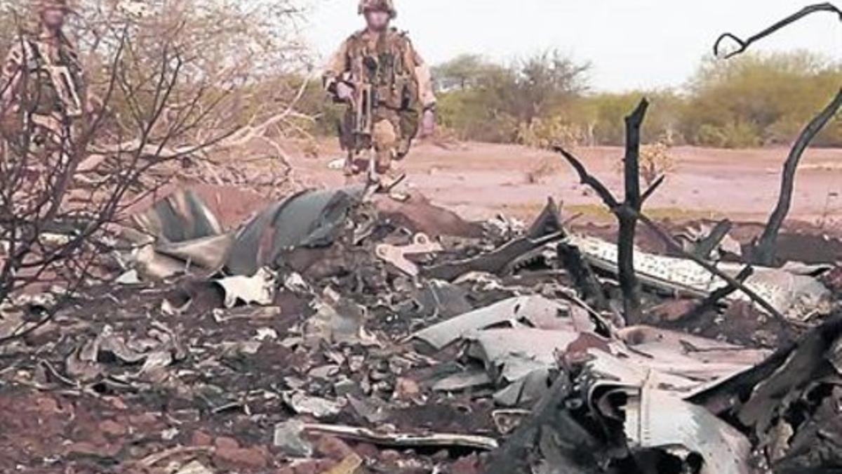 Dos soldados franceses junto a los restos del avión siniestrado en Mali.