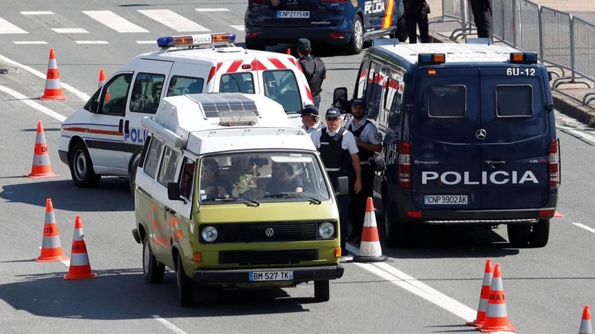 Control policial de vehículos en la frontera franco-española en Hendaya, con motivo de la cumbre del G-7 en Biarritz.