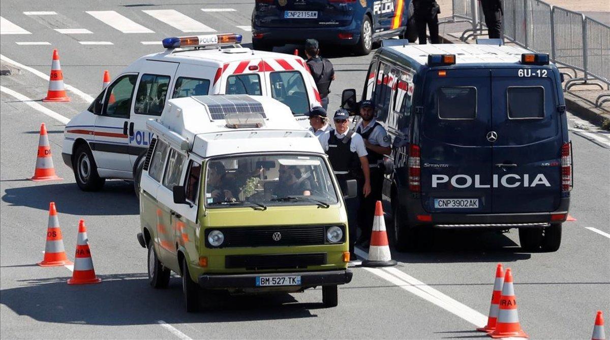 zentauroepp49532588 french and spanish police check vehicles at the franco spani190823183353