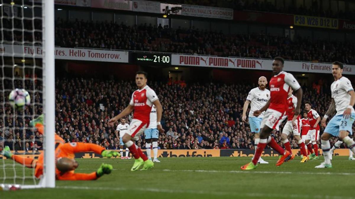 Özil marcó el primer gol del Arsenal