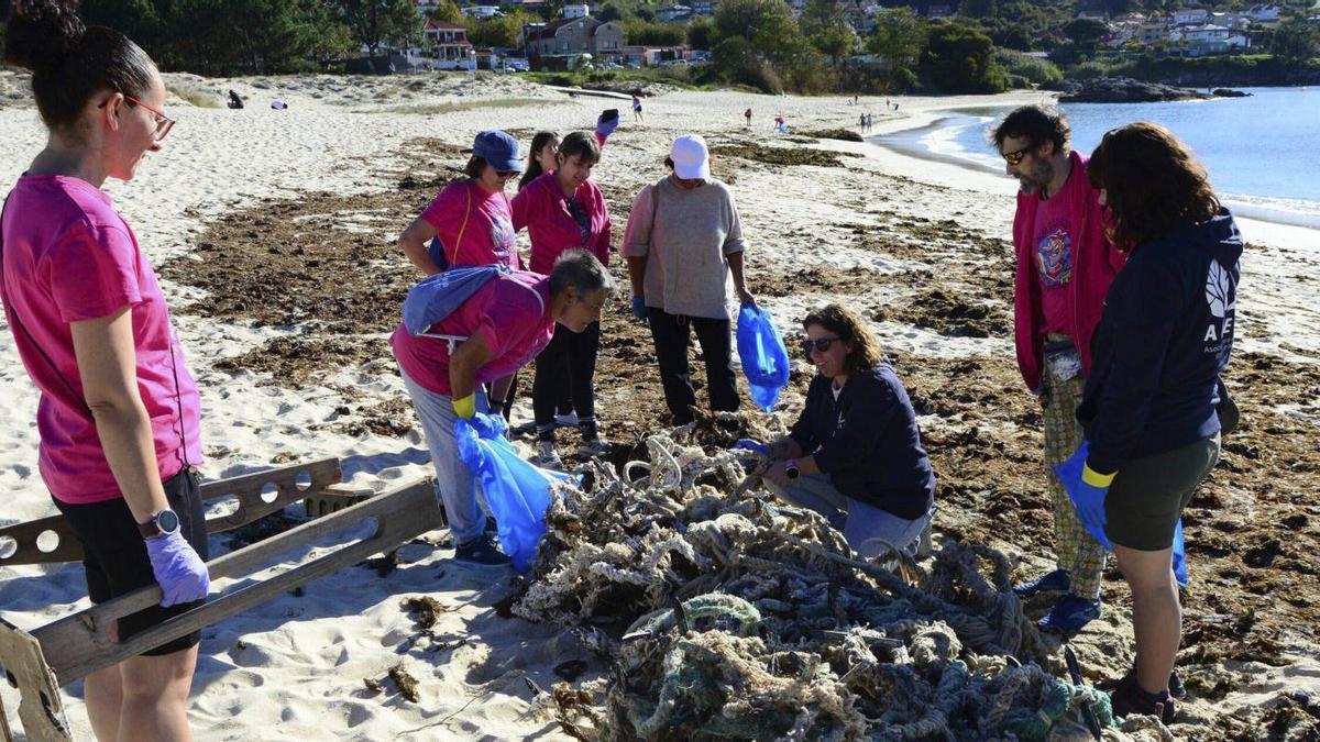 La playa de Liméns «adelgaza» 49 kilos