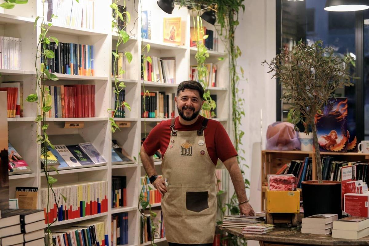 Nacho en la librería Cresol.