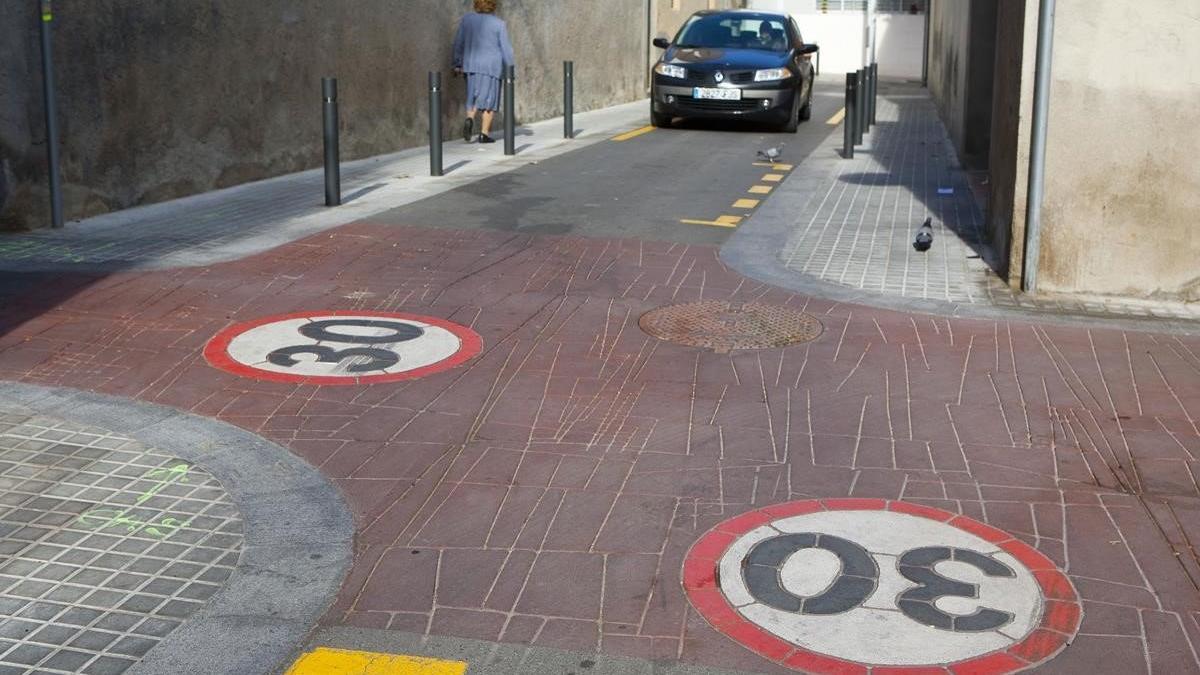 Una calle señalizada como zona 30 en el barrio de Sant Andreu en una imagen de archivo