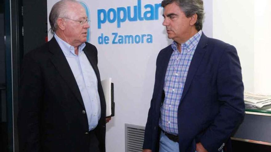 Antonio Vázquez y Jesús Sedano minutos antes de presentar los presupuestos.