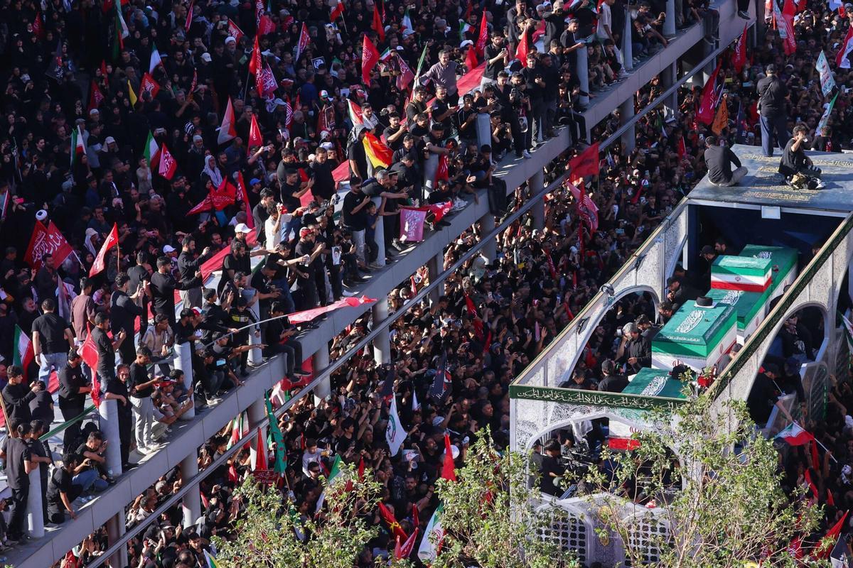 Multitudes de dolientes rodean el convoy que lleva los ataúdes del líder supremo asesinado de Irán, Ali Khamenei, y miembros de su familia durante una procesión fúnebre, antes de ser enterrado en el Santuario del Imam Reza, el lugar de culto más venerado de Irán, en Mashhad el 9 de julio de 2026. Multitudes de dolientes rodean el convoy que lleva los ataúdes del líder supremo asesinado de Irán, Ali Khamenei, y miembros de su familia durante una procesión fúnebre, antes de ser enterrado en el Santuario del Imam Reza, el lugar de culto más venerado de Irán, en Mashhad el 9 de julio de 2026.