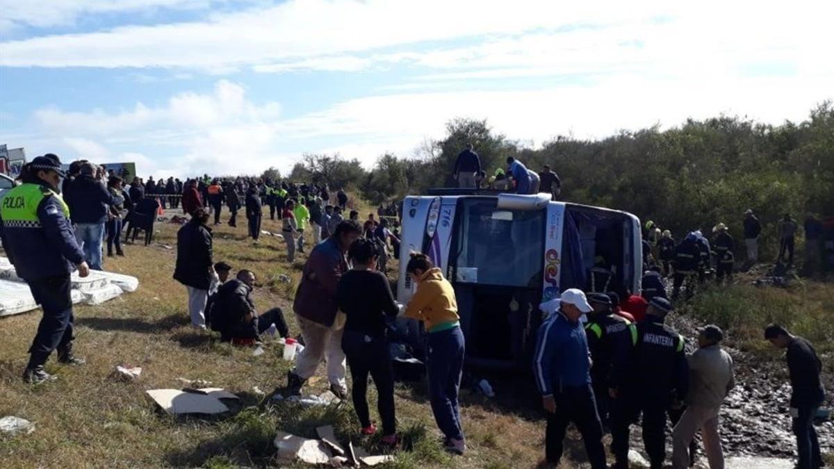 El autobús caído en la localidad de La Madrid, Tucumán.