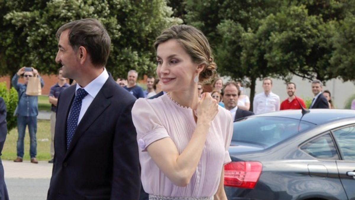 Letizia Ortiz visita la fábrica de Volkswagen Navarra