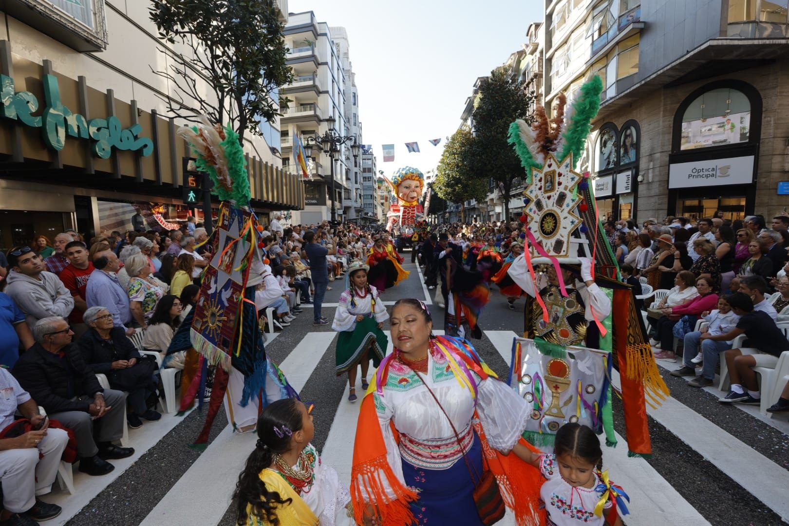 En Imágenes: El Desfile del Día de América llena las calles de Oviedo en una tarde veraniega