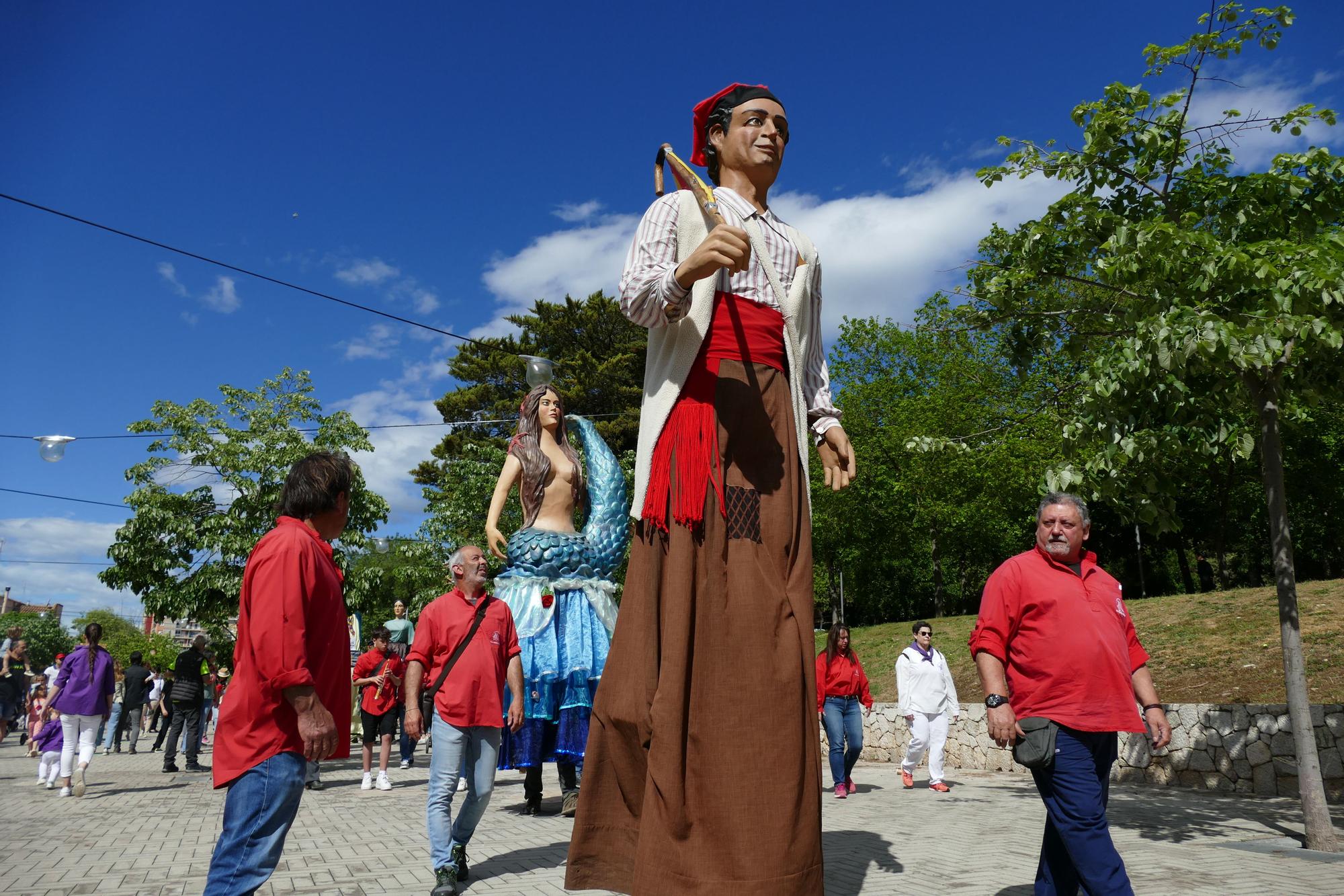 Vuit colles gegants passegen pel centre de Figueres