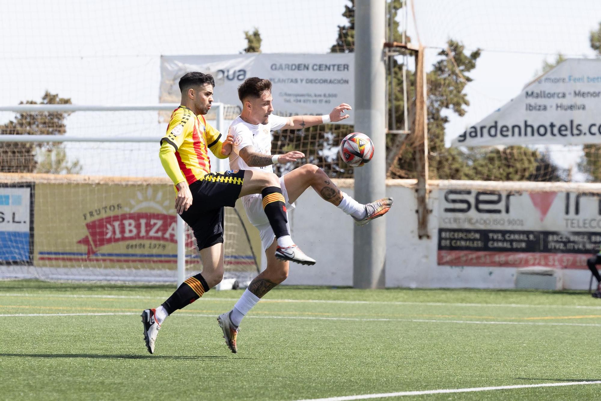 Vassilakis, de la Peña Deportiva, se lanza a por un balón