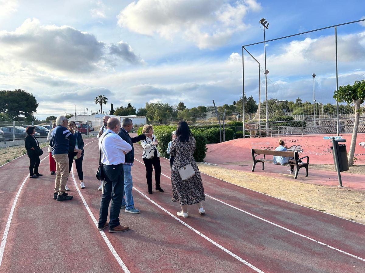 El PSOE de Alicante, durante una visita a las instalaciones deportivas de Villafranqueza