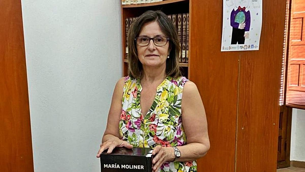 Gloria Caballero, rodeada de libros, en la biblioteca Cervantes de El Carpio.