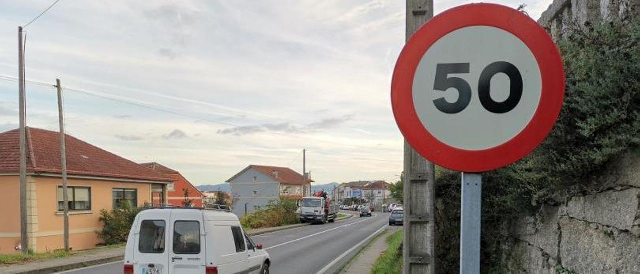 Señal de 50 kilómetros por hora en un tramo de la PO-313 que atraviesa un núcleo de viviendas. |  S.A.