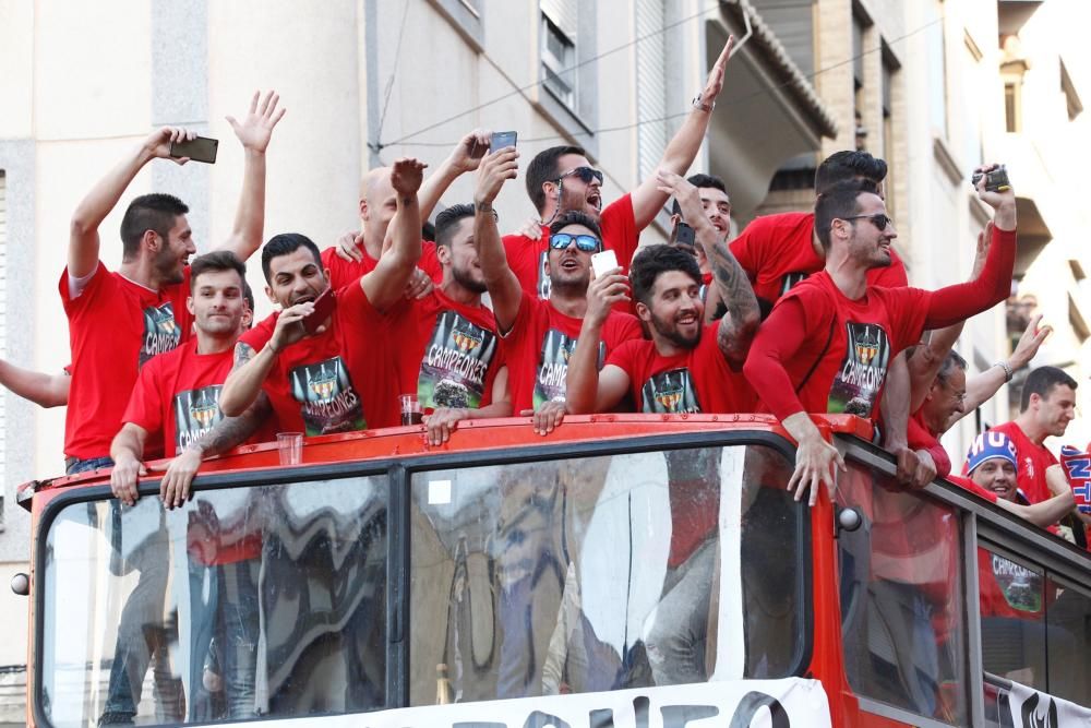 El Atlético Saguntino celebra el título de campeón por todo lo alto