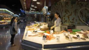 Una pescadería dentro del Mercat de la Concepció, en una imagen de archivo
