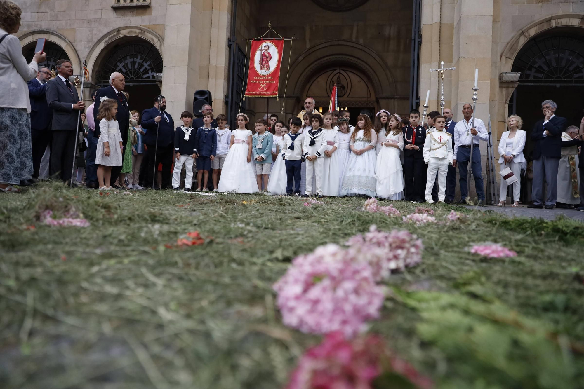 Pétalos, incienso, niños... así fue la procesión del Corpus Christi en Gijón (en imágenes)