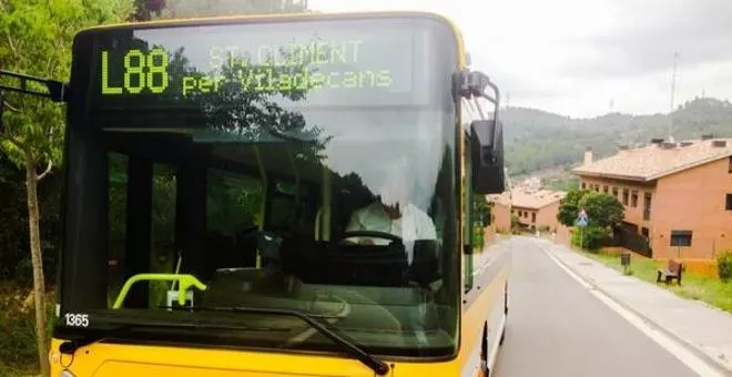 "Mi hijo no puede ir desde Sant Climent a su colegio de Viladecans con la T-16"