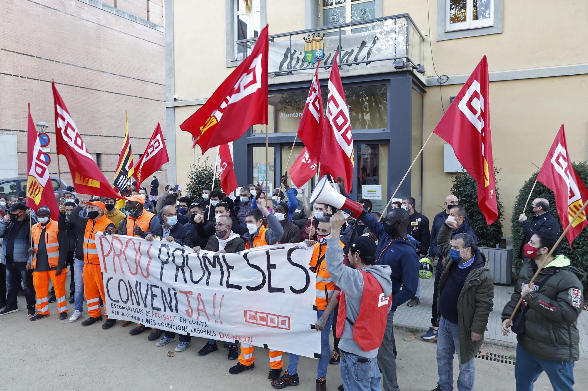 Els escombriaires de Salt es manifesten contra l'empresa i reclamen més implicació