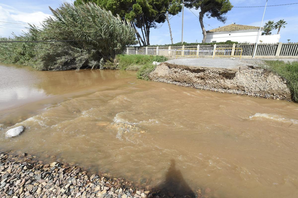 Imagen de una de las riadas del río Anna, que arrancaron de cuajo el puente que une ambos márgenes del cauce fluvial.