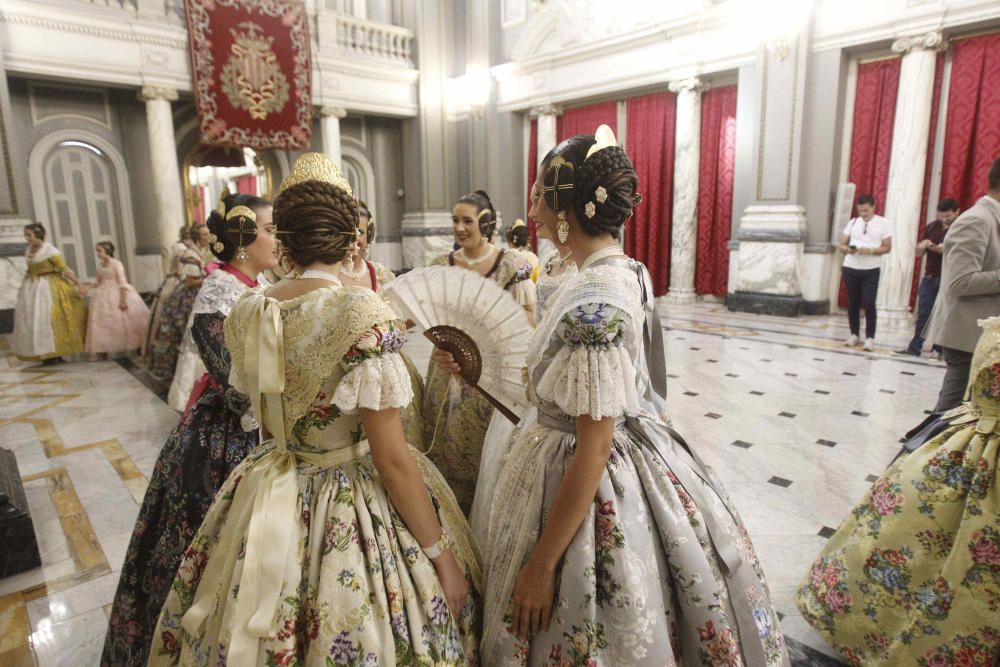 Las cortes de honor ensayan la proclamación de las falleras mayores