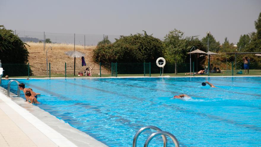 Fallece la mujer que sufrió un infarto en la piscina de Cáceres el Viejo