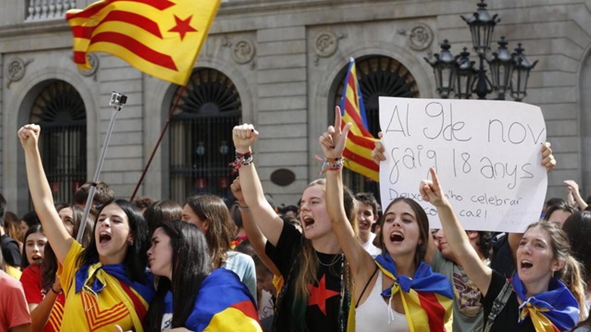 Manifestación de estudiantes en favor de la consulta, este martes en la plaza de Sant Jaume.