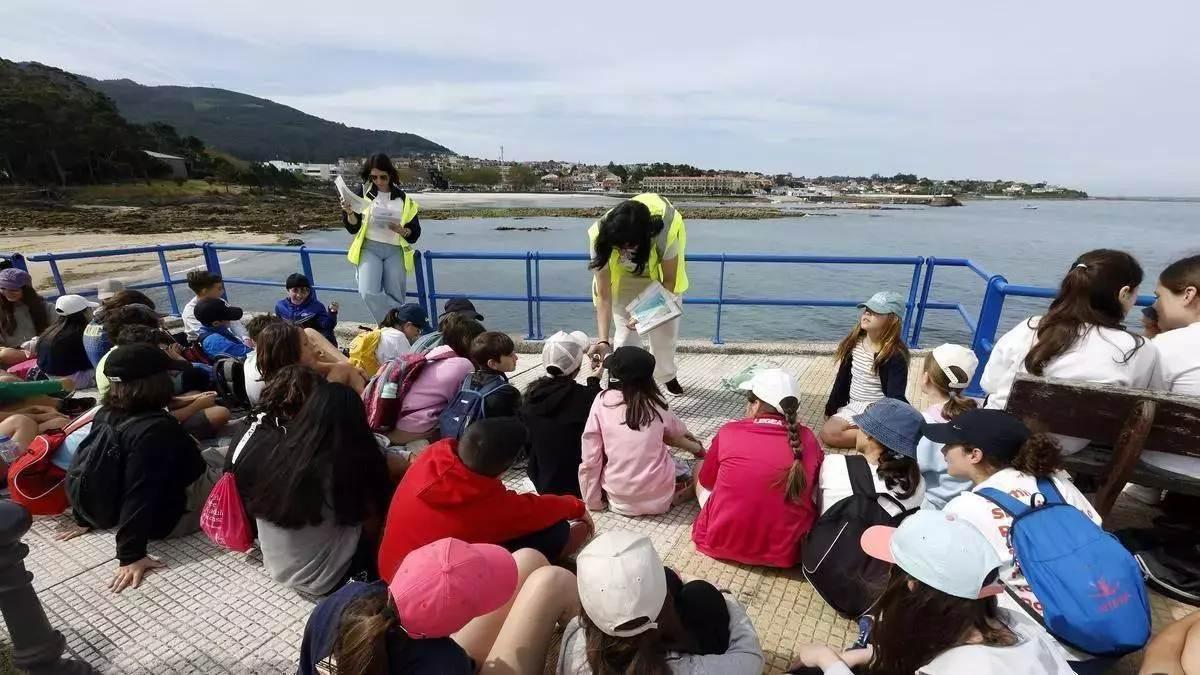 Alumnes d’una escola durant una sortida escolar
