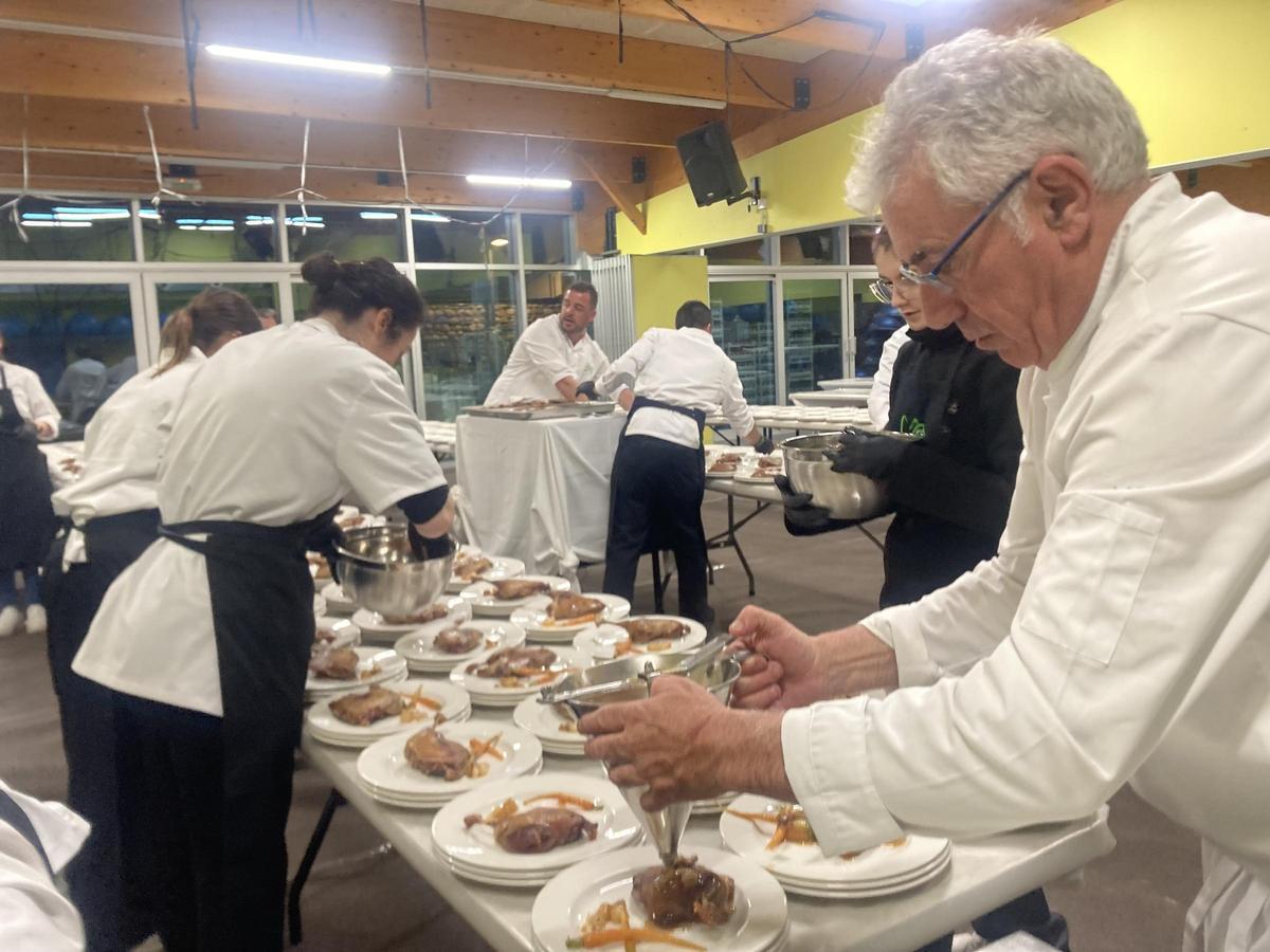 Els xefs de Cuina Pirinenca emplaten el Tiró