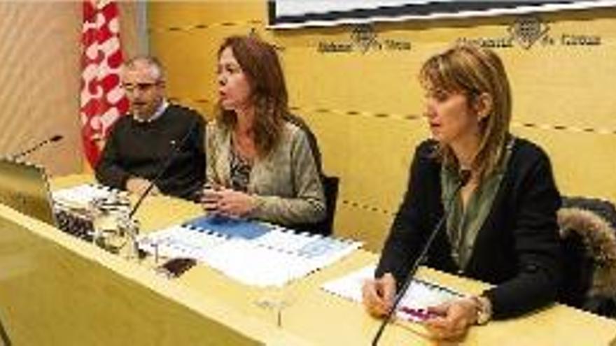 Marta Madrenas, al centre, presentant els plans d'ocupació.