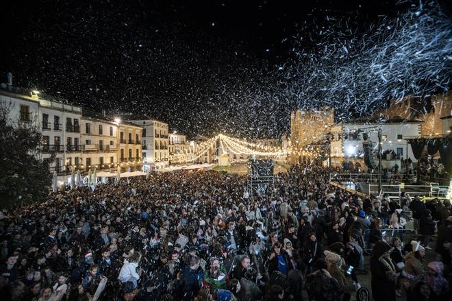FOTOGALERÍA | Lleno histórico en el encendido navideño de Cáceres