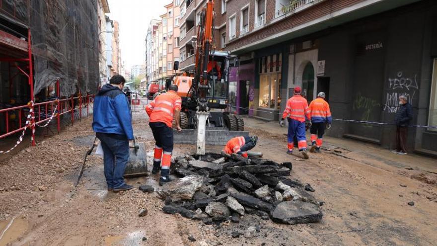 Imagen de archivo de unos operarios arreglando una tubería en la calle Felix Latassa de Zaragoza. | ÁNGEL DE CASTRO