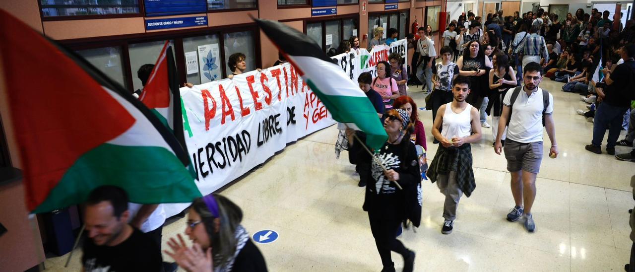 Vídeo | Decenas de estudiantes se encierran “de manera indefinida” en Interfacultades en apoyo a Palestina