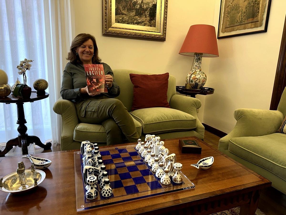 Maribel Barreiro, con el tablero de ajedrez que inspira el universo simbólico de Jaque a Lucifer.