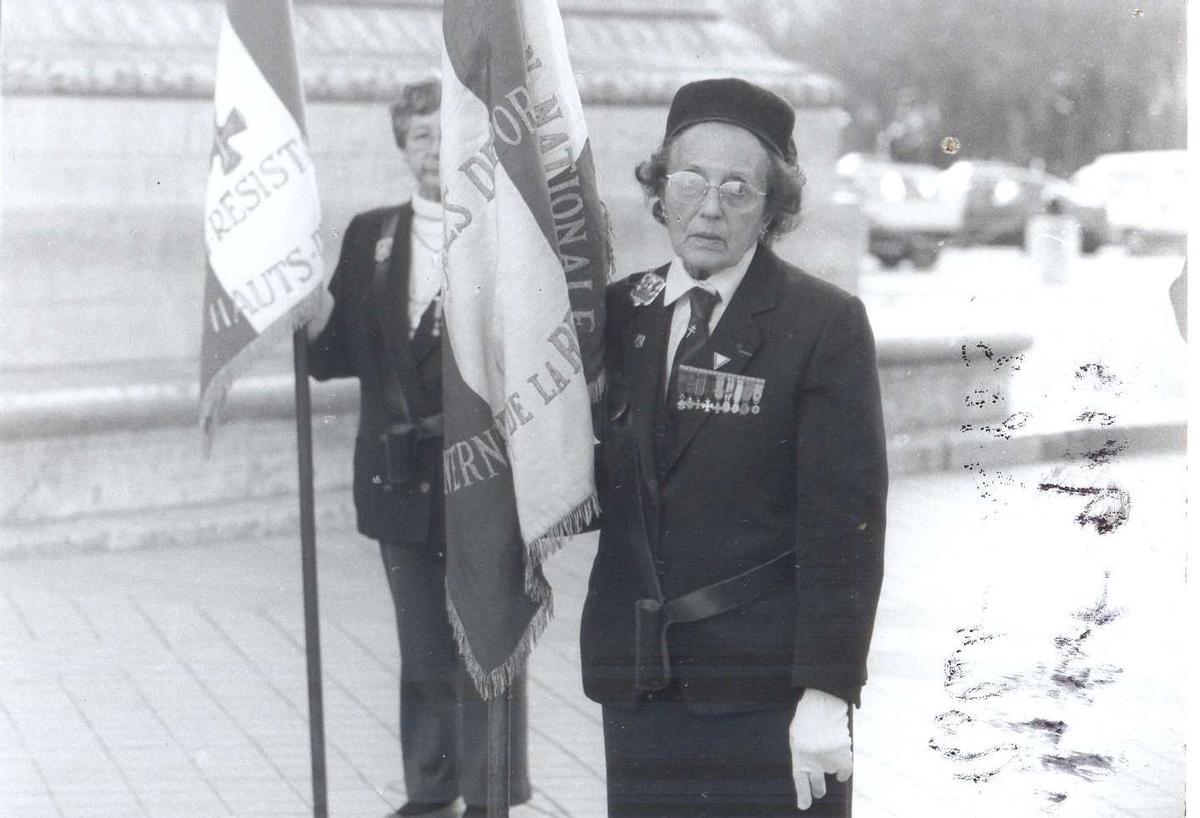 Virtudes Cuevas, frente al Arco del Triunfo.