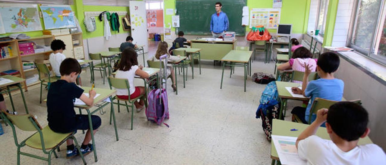 Un profesor dando clase en un colegio gallego. // A. Irago