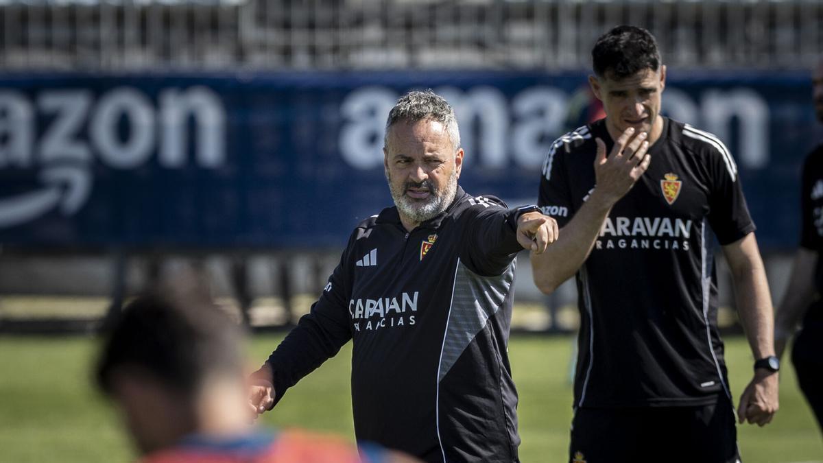 David Navarro señala durante un entrenamiento con el Real Zaragoza.