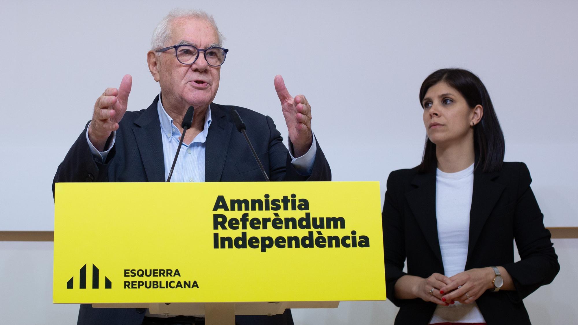 El líder de ERC en el Ayuntamiento de Barcelona, Ernest Maragall y la secretaria general adjunta y portavoz de ERC, Marta Vilalta, en rueda de prensa en la sede nacional de ERC, a 16 de mayo de 2022, en Barcelona, Cataluña (España). Durante la comparecencia, Maragall ha sostenido que la alcaldesa de Barcelona se benefició ‘indirectamente’ del espionaje con el programa Pegasus, pero que no lo conocía. Además, ha apuntado que el primer teniente de alcalde de Barcelona, fue el ‘’beneficiario directo’’ del espionaje y que, el Gobierno central es el responsable directo de las escuchas del CNI a una persona que intermediaba en las conversaciones entre ERC y los comuns para formar gobierno en la capital catalana tras las elecciones municipales de 2019. 16 DE MAYO DE 2022;ERC;RUEDA DE PRENSA;MARAGALL;VILALTA David Zorrakino / Europa Press 16/05/2022