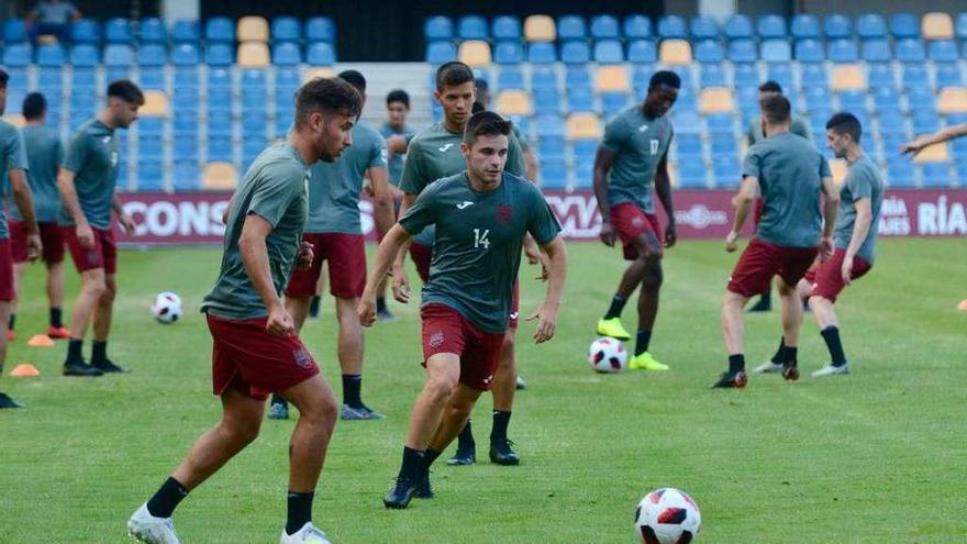 Los jugadores granates durante un reciente entrenamiento, . // Rafa Vázquez